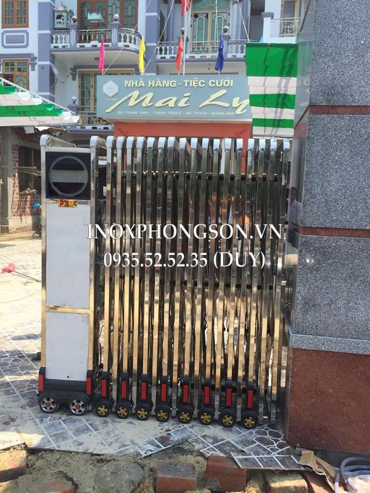 cổng xếp inox tại Quảng bình ở nhà hàng mai ly